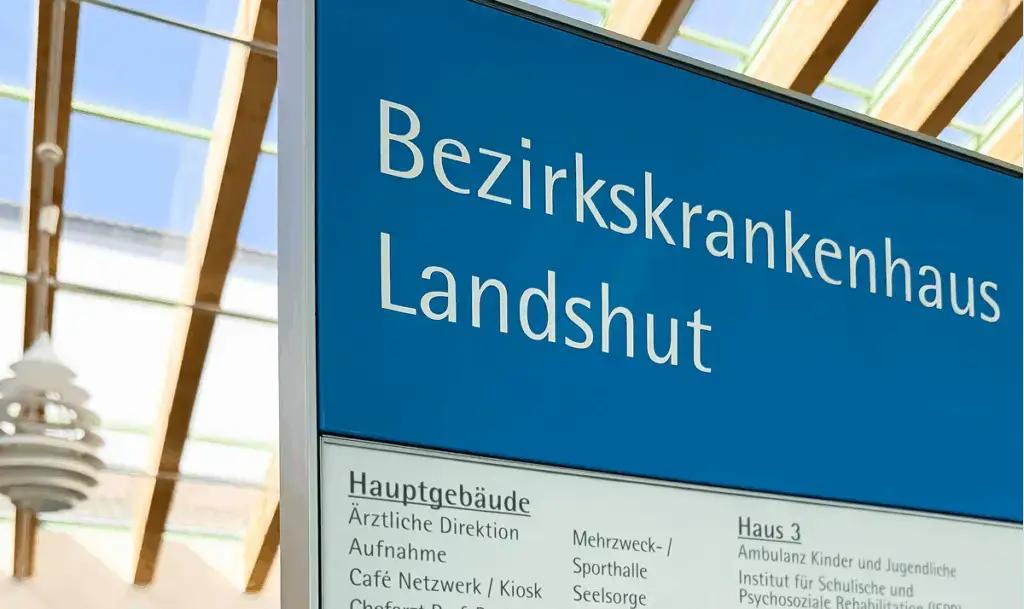 Infotafel im Eingangsbereich vom Bezirkskrankenhaus Landshut