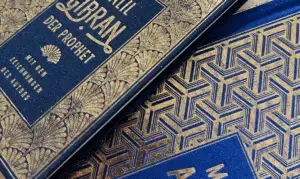 Detailaufnahme mehrerer gebundener Bücher mit ornamentalen Covern – Symbolbild für Bibliotherapie