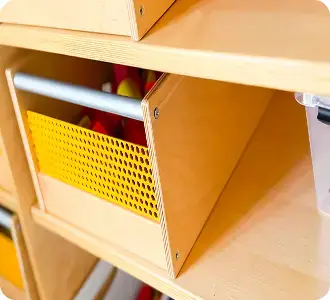 Holzschrank mit Fächern und Regalen für Materialen
