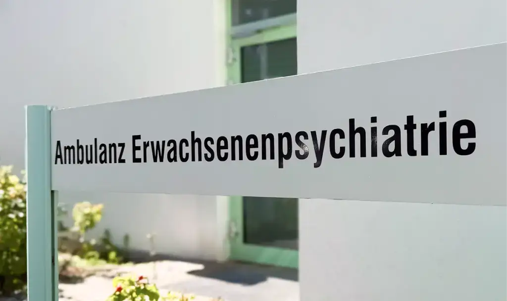 Wegweiser mit der Aufschrift ‚Ambulanz Erwachsenenpsychiatrie‘ vor dem Bezirkskrankenhaus Landshut.