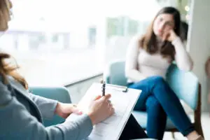 Patientin im Gespräch während einer Psychotherapie-Sitzung