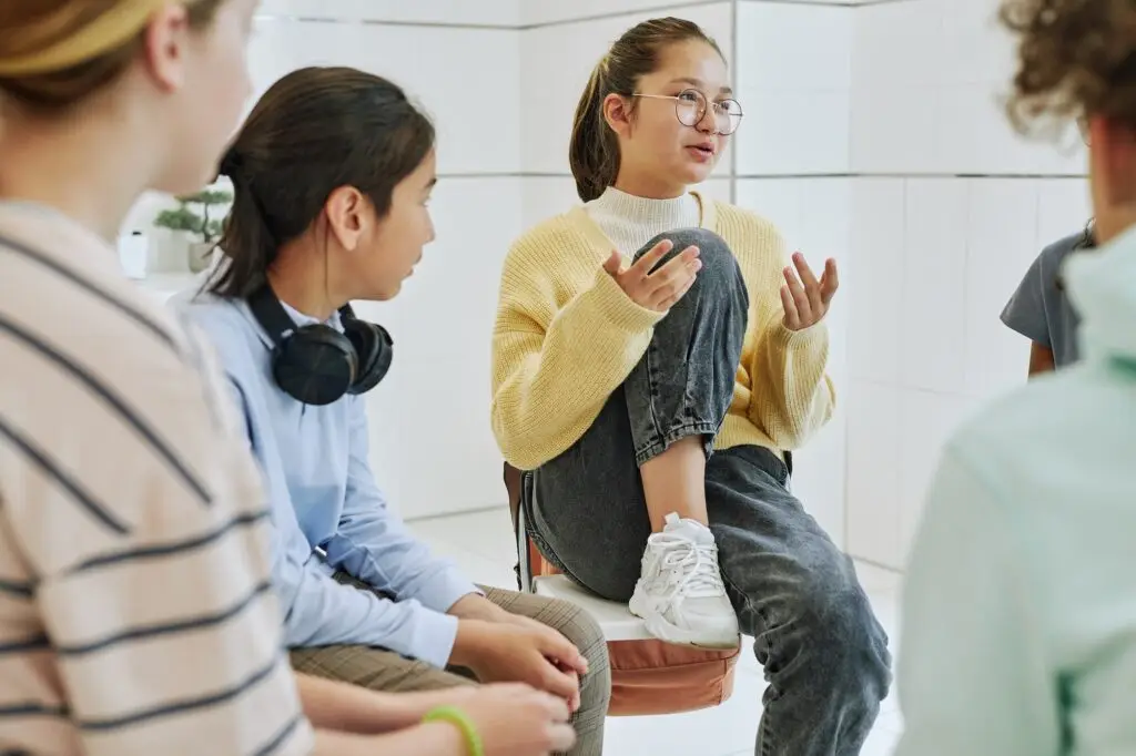 Jugendliche im Austausch während einer therapeutisch begleiteten Gruppentherapie