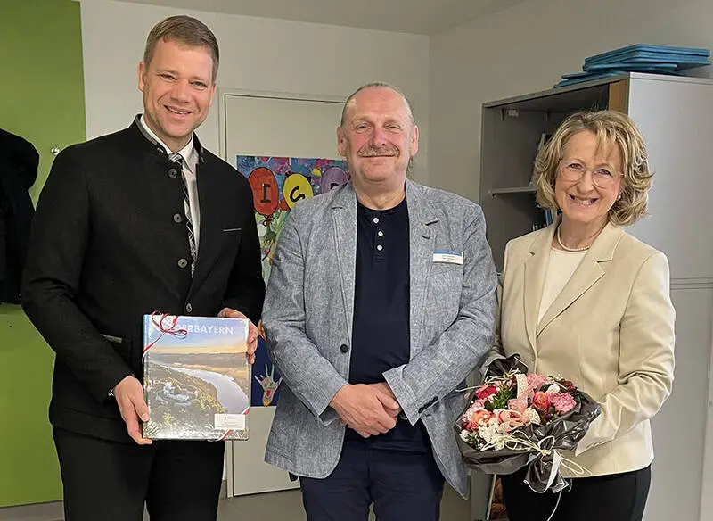 Bezirkstagspräsident Dr. Olaf Heinrich und Bezirksrätin Monika Maier gratulieren ISPR-Leiter Michael Fischer zum 15-jährigen Bestehen des ISPR am BKH Landshut