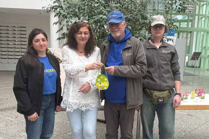 Spendenübergabe im Bezirkskrankenhaus Landshut nach einem Benefizverkauf zugunsten sozialer Projekte