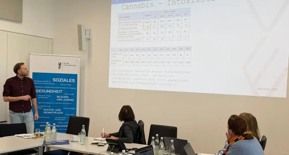 Dr. Florian Moser informiert im Bezirkstag über Risiken und Auswirkungen der Cannabis-Teillegalisierung auf die Bezirkskliniken
