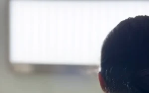 Patientin während einer Lichttherapie zur Behandlung psychischer Erkrankungen