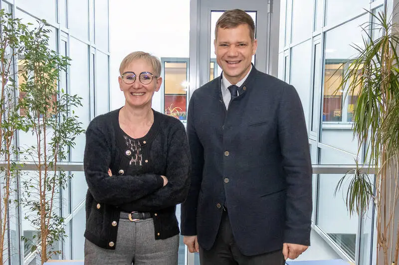 Dr. Tanja Hochegger und Bezirkstagspräsident Dr. Olaf Heinrich beim gemeinsamen Austausch im Bezirkskrankenhaus Landshut