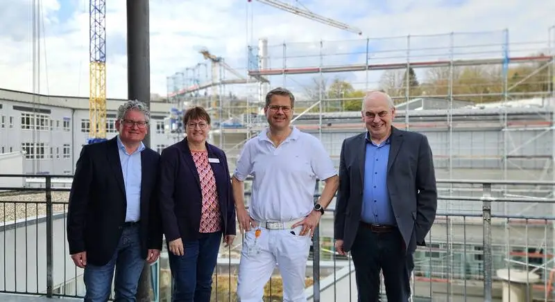 Verantwortliche des Bezirkskrankenhauses Passau informieren über den Ausbau zusätzlicher Behandlungsplätze und neuer Räume für die Berufsfachschule