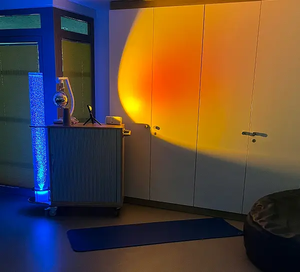 Ein Schrank der von einer orange-roten Lampe beleuchtet wird