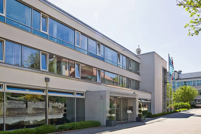Außenansicht des Bezirkskrankenhauses Passau mit Eingangsbereich und Klinikgebäude
