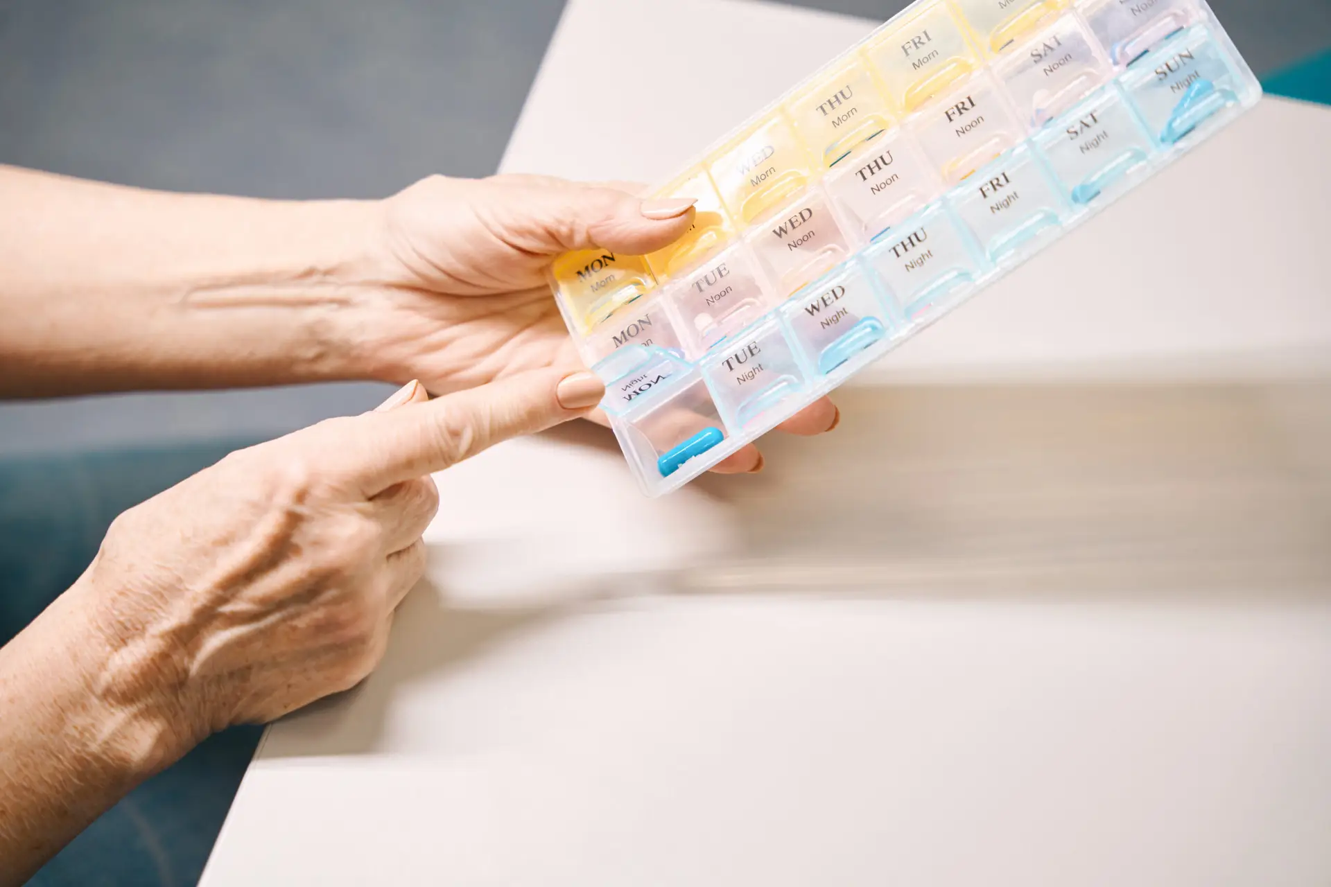 Patientin mit Medikamentendosierer zur Unterstützung der medikamentösen Behandlung
