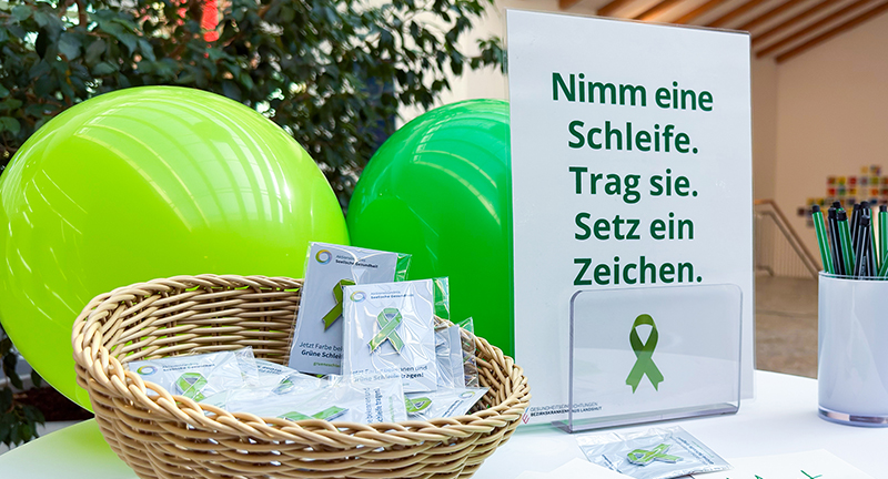 Grüne Schleifen zur Woche der seelischen Gesundheit im Foyer des BKH Landshut.